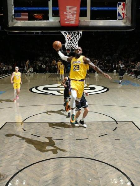 詹姆斯扣篮:飞天的王者,扣碎天空的瞬间!