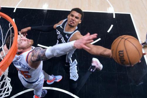 马刺vs火箭，巅峰对决，火花四溅！这不仅仅是一场篮球比赛，更是两座城市、两个时代的碰撞。在这场激战中