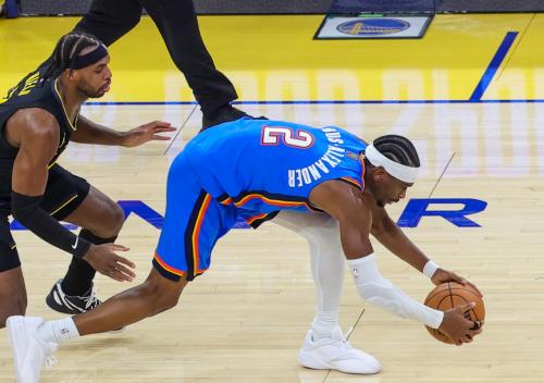 雷霆vs勇士，火药味浓烈，激情四溢！这场比赛，简直就是篮球版的“三国演义”，你方唱罢我登场，好不热闹