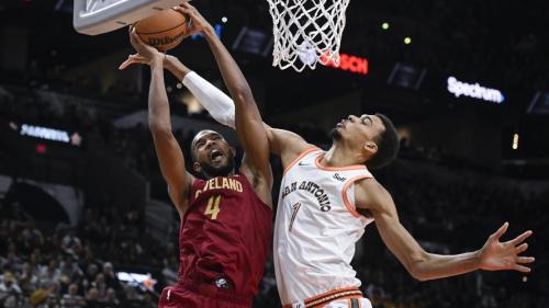 骑士vs马刺，巅峰对决，火花四溅！这不仅仅是一场篮球比赛，更是两个传奇球队的灵魂碰撞。嘿，兄弟们，准