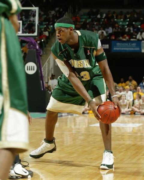 勒布朗·詹姆斯：球场上的传奇，生活中的榜样