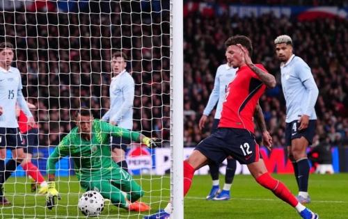 本怀特被嘘！TA：三狮球迷向来严格，但只要表现好就能赢回认可