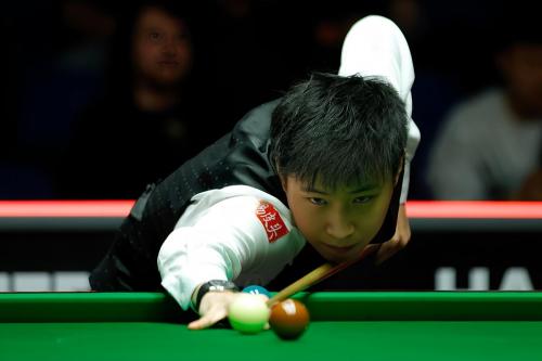 幽默星爷!周星驰晒与赵心童打台球合照,发文自嘲自己天赋太差