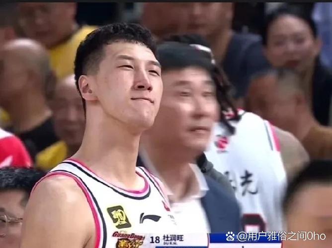 这是真痛！刘正清一条龙上篮顶到桑普森下体被追加违体犯规