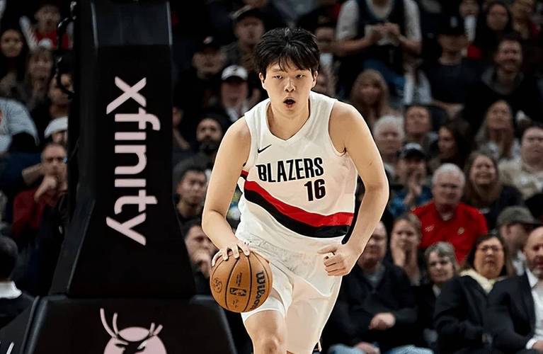 媒体人指出杨瀚森在防守和移动方面的提升很明显，但在最后的把握上还需加强_NBA直播