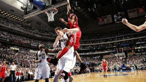 举火烧天！麦基持球突破大三步起飞滑翔无视防守单臂暴扣