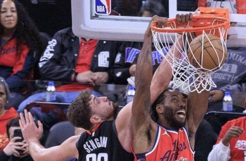 加兰在快船生涯的开局表现令人印象深刻,甚至连伦纳德也为之折服