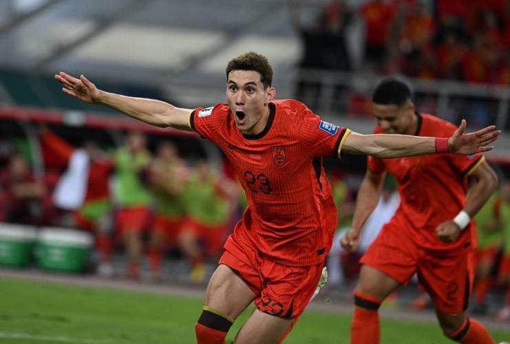 小伙子上来很敢打！冯傲半场13分钟7中4拿到11分3前场板1断1帽