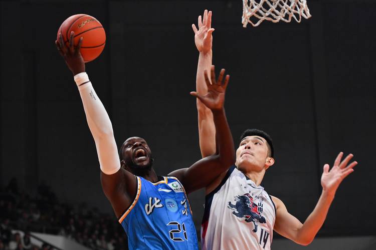 27分5篮板，山东男篮外援捡到宝助队小胜天津陶汉林+郭凯齐爆发