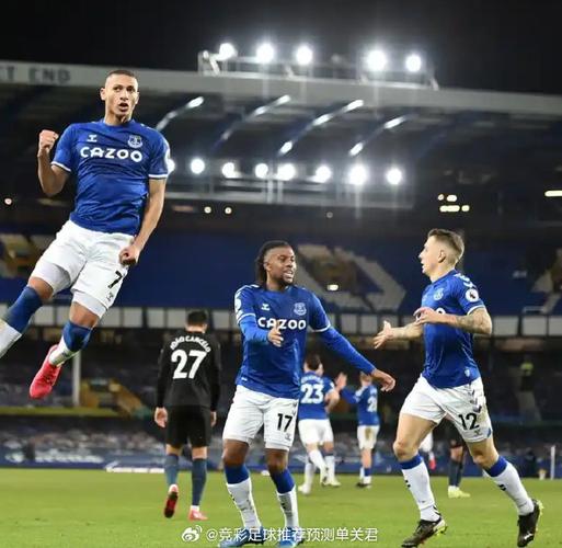 邮报:埃弗顿、曼联正在考察南安普顿中场谢伊查尔斯