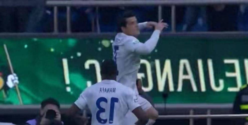 英足总杯VAR又整活：铁锤帮禁区撞人，裁判看完5分钟决定不判