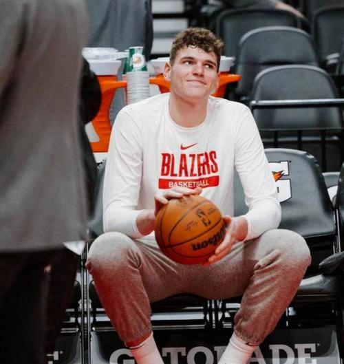 防约老师无处发力！克林根进攻还不错三分6中3拿到18分12板2帽