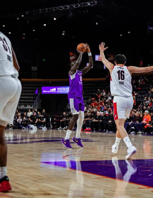 化身三分射手了！卡马拉半场出战16分钟三分8中6砍下20分2板