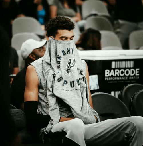 马刺官方:文班亚马左肋骨挫伤下半场提前退赛