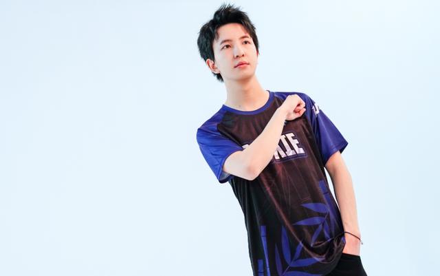 官宣！他续约了！