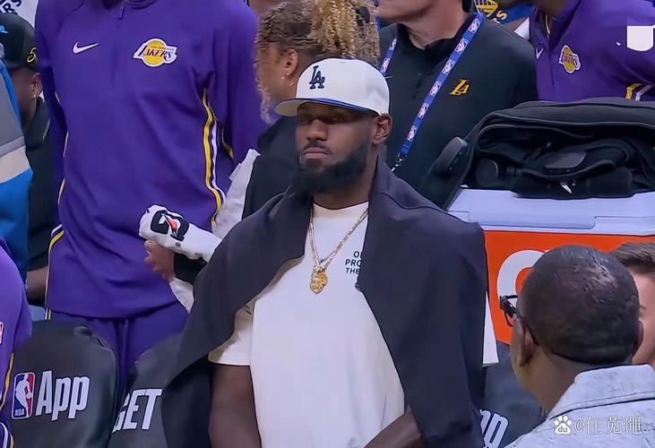 12387！湖人内讧！伤了，詹姆斯也伤了...