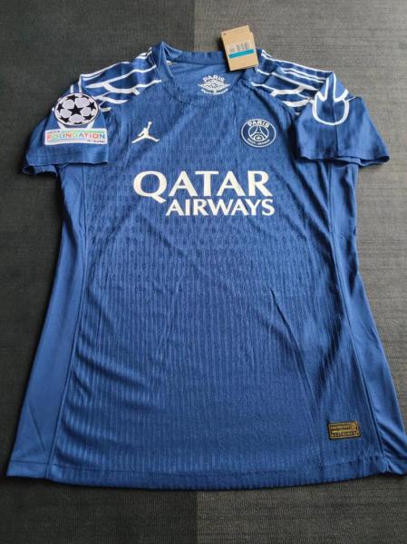 巴黎圣日耳曼新赛季客场球衣设计曝光:采用渐变色条纹和队徽