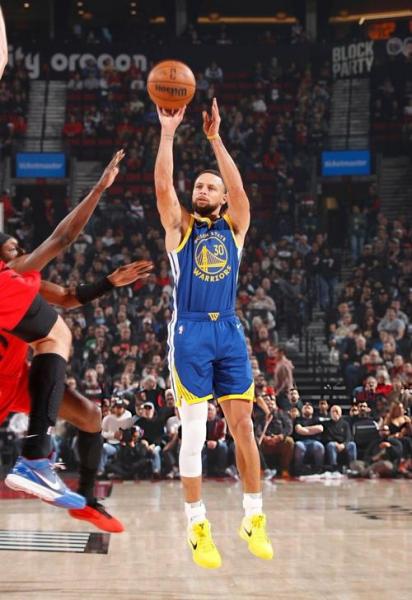 连续打成3+1！库里半场替补13分钟7中4拿14分三分6中3