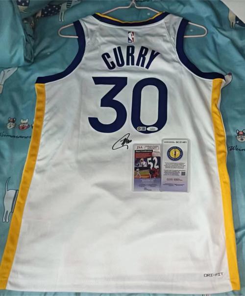 都不白来！库里赛前给球迷们签名一群小学生翘首以盼