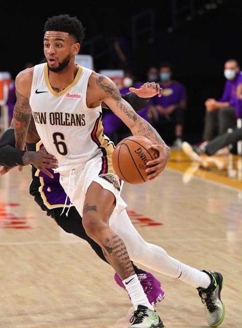 无力回天!亚历山大沃克19中10拿到全队最高25分三分9中4