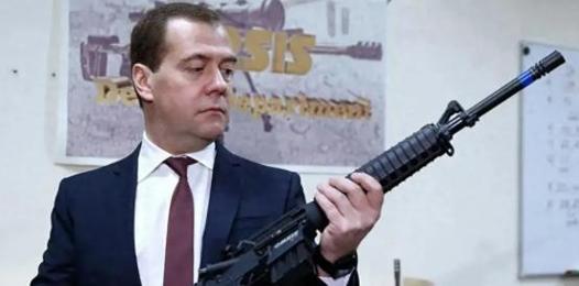 直接扔垃圾桶了两个06出局，梅德韦杰夫暴怒将球拍砸至粉碎