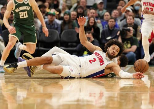 活塞轻取雄鹿坎宁安复出13+10杜伦21+9希姆斯三双