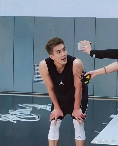 没想到他是郭艾伦亲叔,两次执教中国男篮,另一个侄子在NBL打球