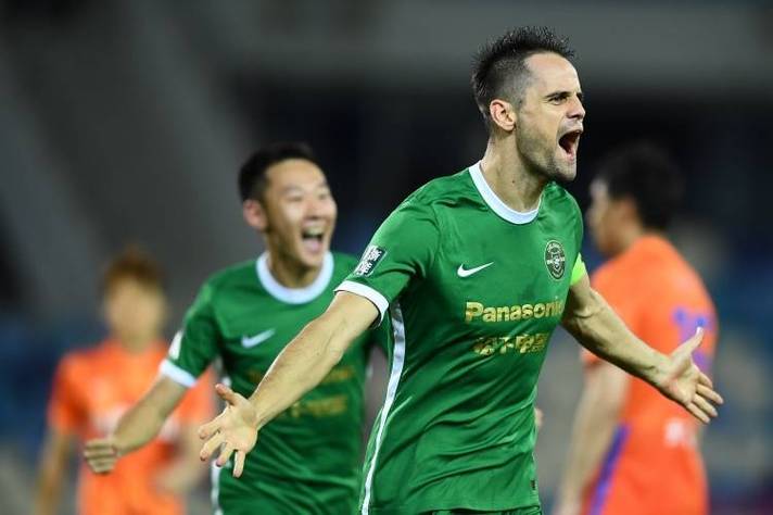 浙江队围住裁判疯狂抗议！刘浩帆勾射破门，被吹犯规进球无效