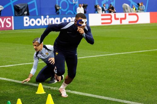 姆巴佩突入禁区被吹犯规在先，不满判罚抗议染黄