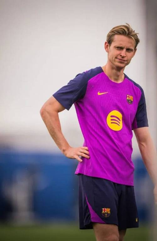 记者：德容参加巴萨今日合练，可能获得出场的医疗许可