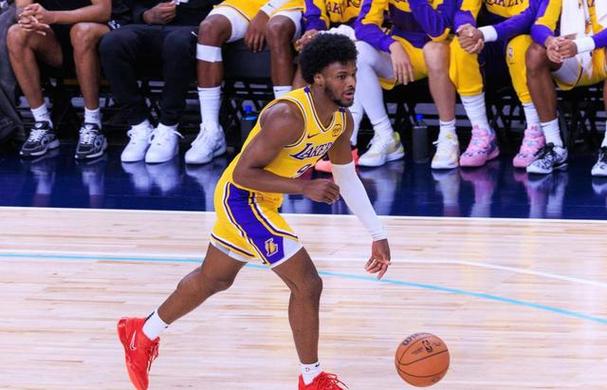 得更坚决一些！布朗尼半场10分钟2中2拿到4分1板2助1断有2失误