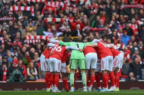 笑死个人！指望蓝军送大礼，自己却先翻了船，枪手的英超冠军悬了