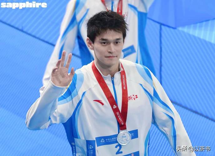 孙杨现身杭州，为吴越杯杭州主场比赛开球