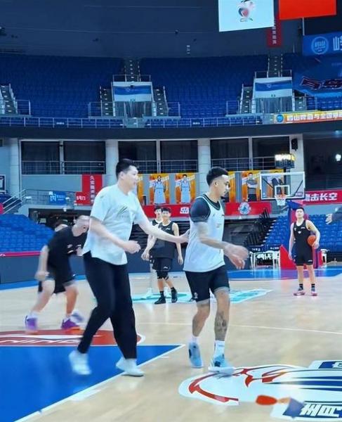 广东男篮6分力克广厦，奎因29+6+6麦考尔21+5，王少杰隔扣桑普森