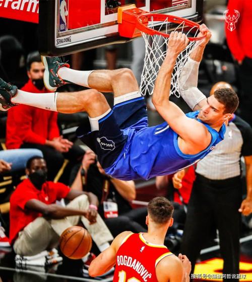 师从何处！雄鹿双向科马克瑞安半场12中7砍21分3板首节揽18分