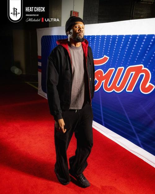 火箭众将红毯秀：杜兰特依旧废土风申京格子墨镜骚气十足