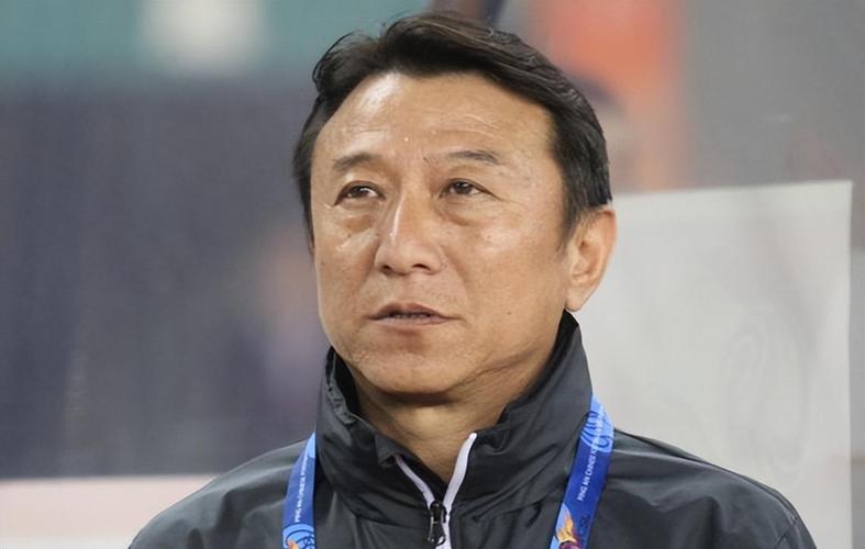 西乙主裁判准备出牌时发现自己没带牌，到场边向第四官员借牌