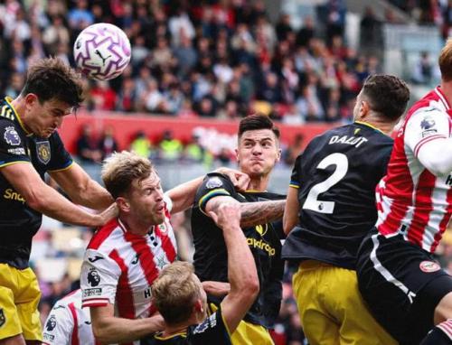 曼联花3年砸4亿的后防，今晚被英冠第5按在地上检验