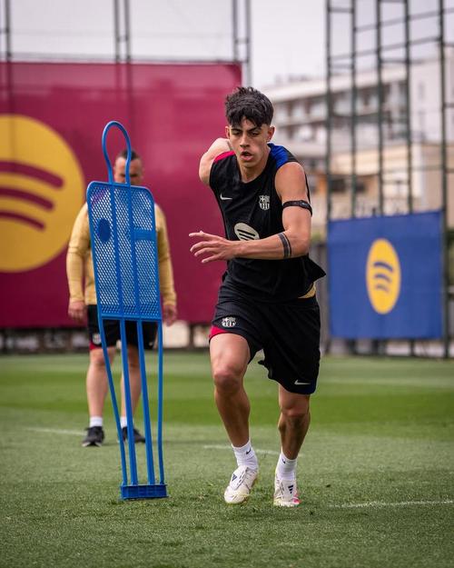 世体报巴萨训练情况：马丁在健身房内接受治疗，贝尔纳尔单独训练