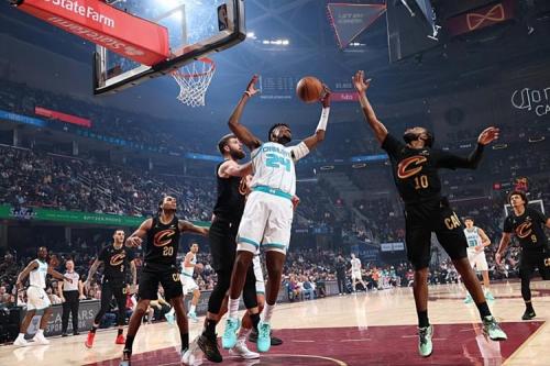 黄蜂队史首次赢附加赛！三球致命失误后献加时准绝杀送热火出局