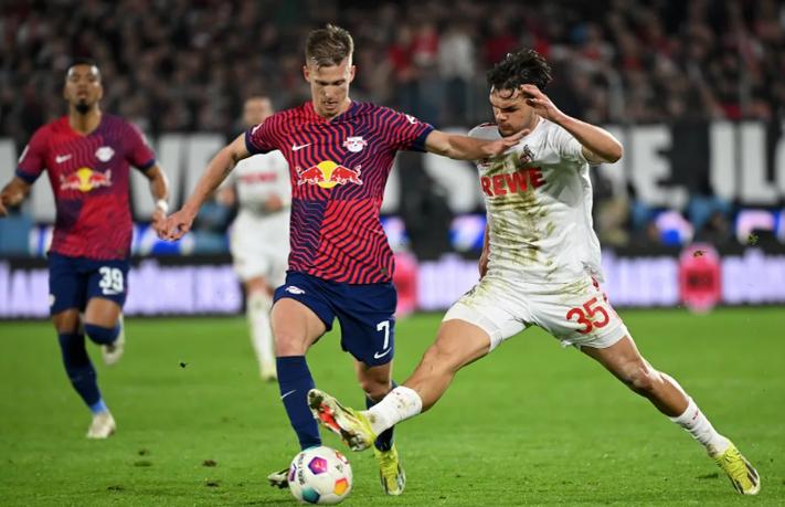 德天空：莱比锡18岁边锋萨卡尔将免签加盟奥格斯堡，签约至2030年