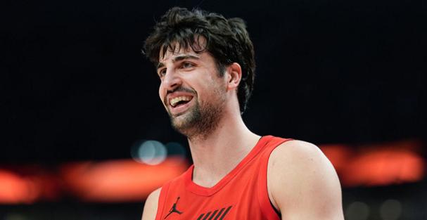 鲍尔轰30+5+10无缘今日最佳！对不起，你碰到暴走的阿夫迪亚了