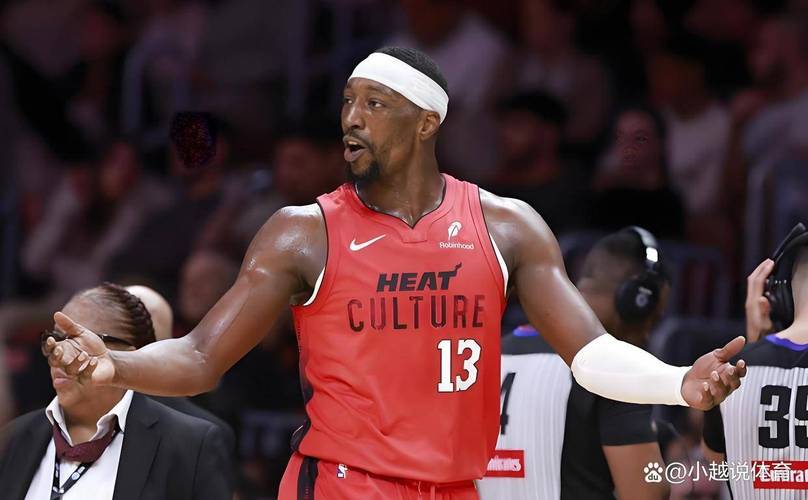 三球下绊子惹众怒！阿德巴约惨遭拉拽伤退，热火遭重创