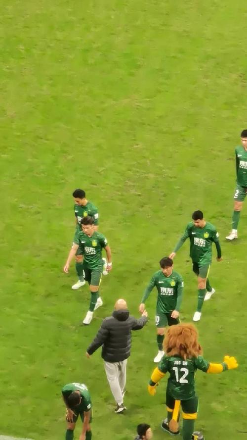 费兰被换下时情绪激动，愤怒摔水瓶表达不满_西甲直播