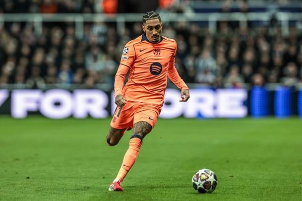 六台：拉菲尼亚启程前往马德里，为队友们加油助威