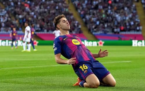 每体：亚马尔打趣卡萨多头发少，建议他可以在球场草坪就地取材