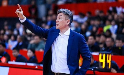 胜新疆更衣室！郑永刚提凝聚力，赞4将贡献，全队欢呼周鹏里程碑