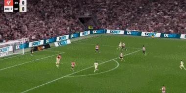 先来个下马威！亚马尔第1分钟就打门造成威胁，穆索倒地扑出底线