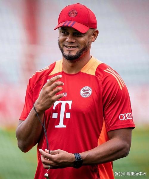 孔帕尼：我穿得很潮赞助商的，这些东西俱乐部官方商店全有