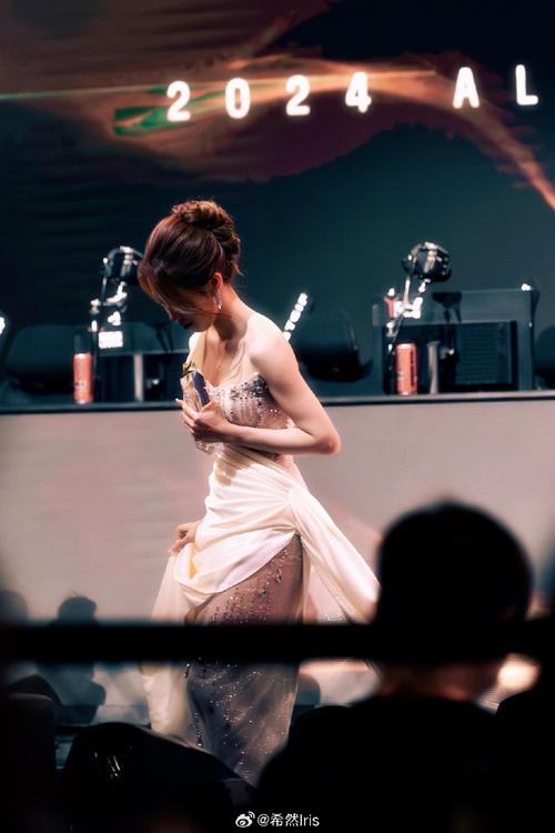 主持人希然分享照片：依赖在花园里生长